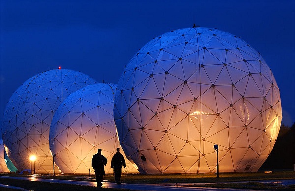  Radomes au Centre des opérations de sécurité de Misawa, Misawa, Japon. 